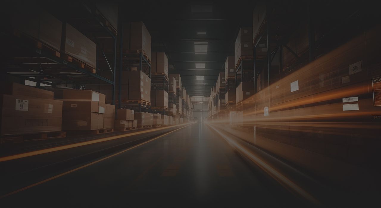 Alta velocidad en envíos de USA a Ecuador Estantería de bodega con cajas y efecto de velocidad representando envíos de USA a Ecuador