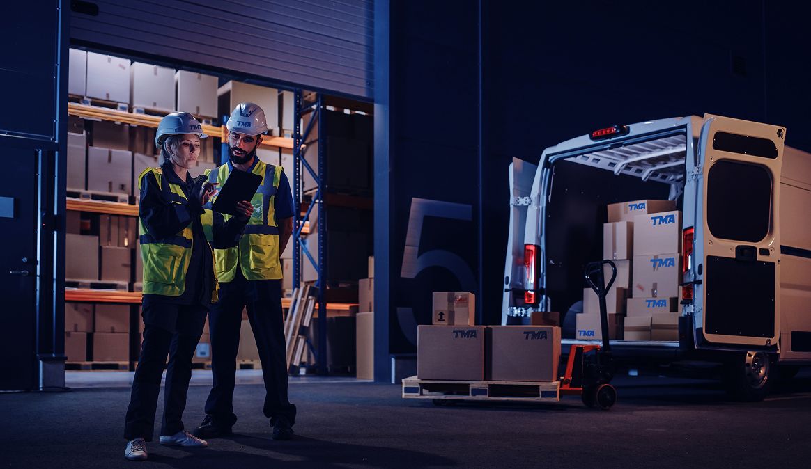 Cómo funciona nuestro servicio courier Ecuador Trabajadores con chaleco y tablet supervisando paquetes para courier Ecuador
