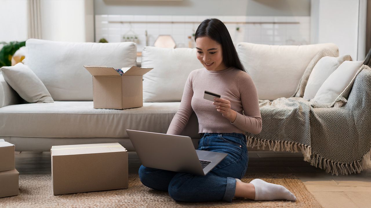 Recibe tus paquetes del casillero en USA directo a tu hogar Mujer feliz recibiendo paquetes en casa después de comprar con casillero en USA