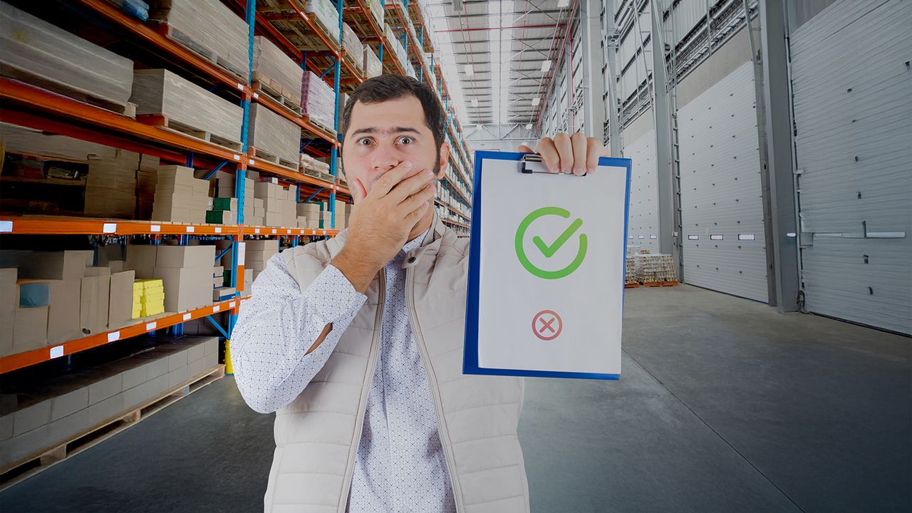 Errores comunes detectados por agentes de aduana Ecuador Hombre sorprendido mostrando checklist con error en bodega, representando revisión de agentes de aduana en Ecuador